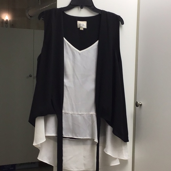 ONE PIECE TANK TOP THAT LOOKS LIKE TWO PIECES.  BLACK AND WHITE - Picture 2 of 10